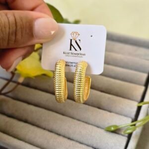 Brinco Argola Dourada Texturizada – Elegância Atemporal
