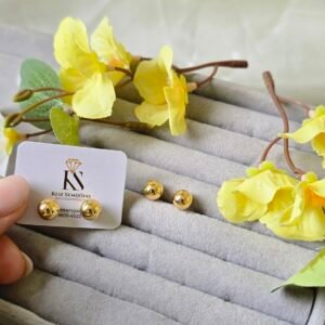 Brinco Bolinha Dourada Polida em Material ABC – Tamanhos Variados | Clássico Versátil