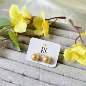 Brinco Bolinha Dourada Fosca – Tamanhos Variados | Elegância Minimalista