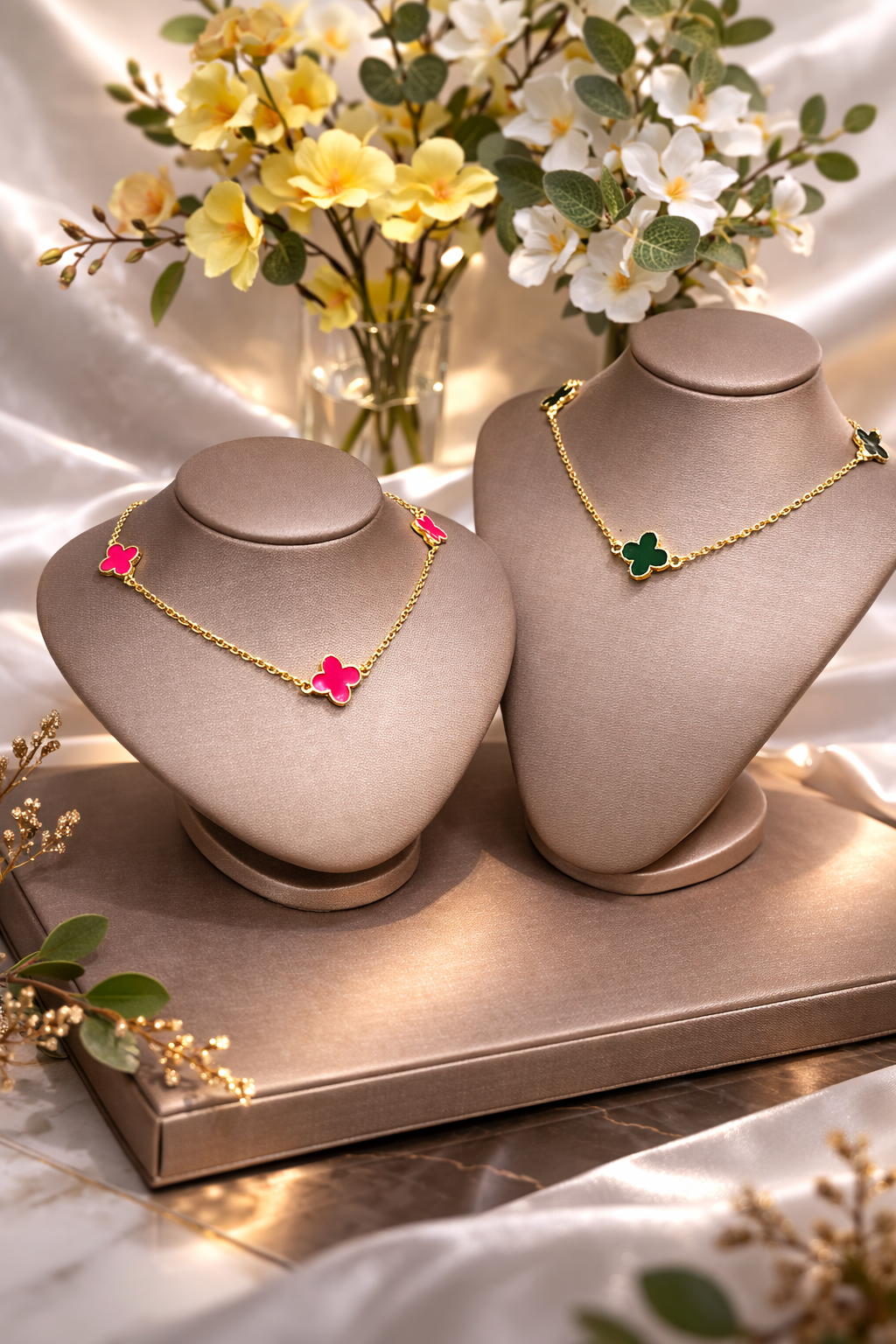 Colar Trevo Esmaltado Dourado – Delicadeza Colorida com Variações Encantadoras