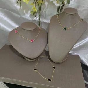 Colar Trevo Esmaltado Dourado – Delicadeza Colorida com Variações Encantadoras - Imagem 2