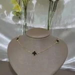 Colar Trevo Esmaltado Dourado – Delicadeza Colorida com Variações Encantadoras - Imagem 3