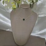 Colar Trevo Esmaltado Dourado – Delicadeza Colorida com Variações Encantadoras - Imagem 4