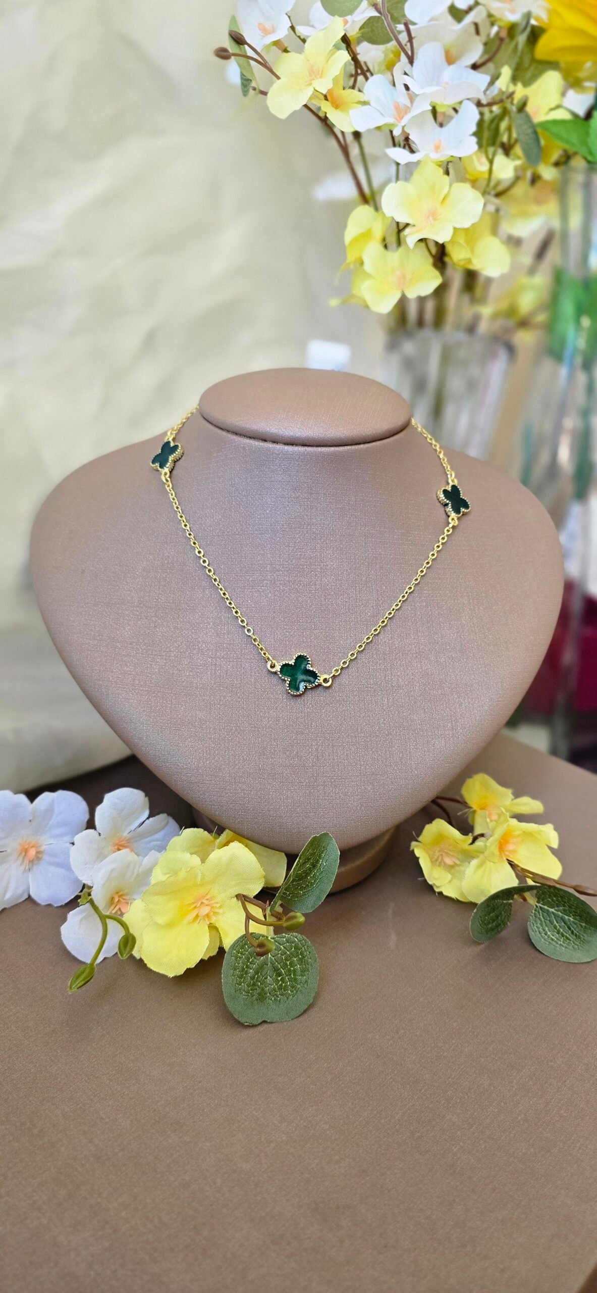 Colar Trevo Esmaltado Dourado – Delicadeza Colorida com Variações Encantadoras - Imagem 19