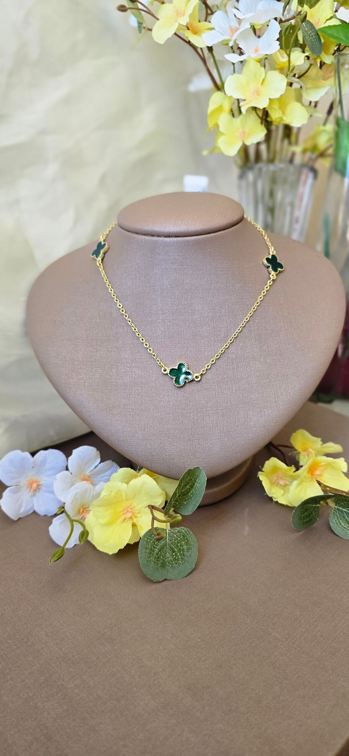 Colar Trevo Esmaltado Dourado – Delicadeza Colorida com Variações Encantadoras - Imagem 8