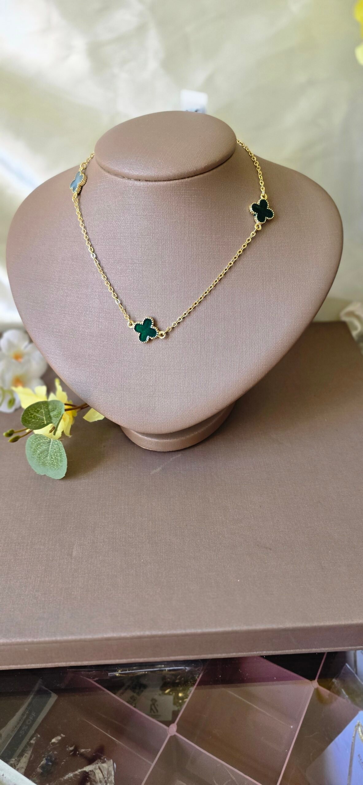 Colar Trevo Esmaltado Dourado – Delicadeza Colorida com Variações Encantadoras - Imagem 15