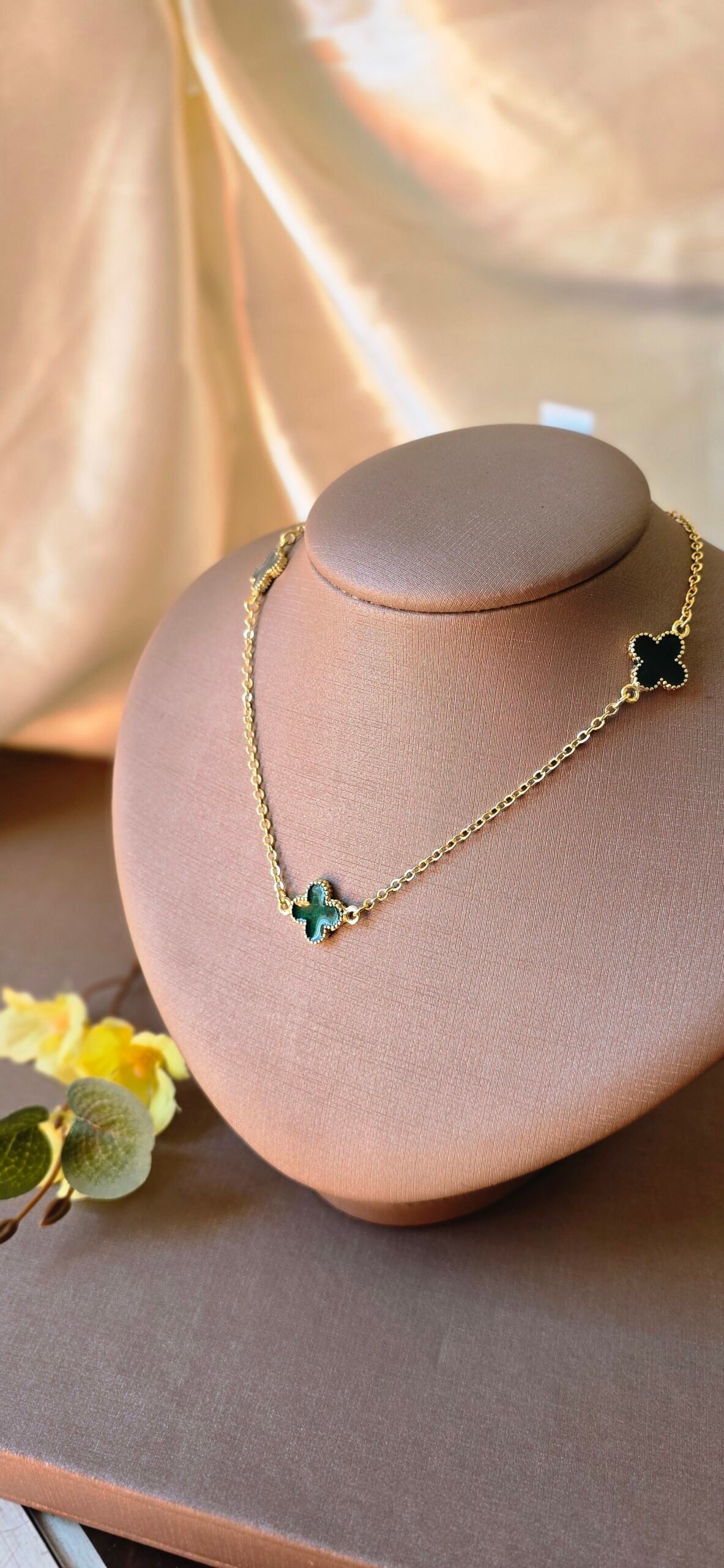 Colar Trevo Esmaltado Dourado – Delicadeza Colorida com Variações Encantadoras - Imagem 10