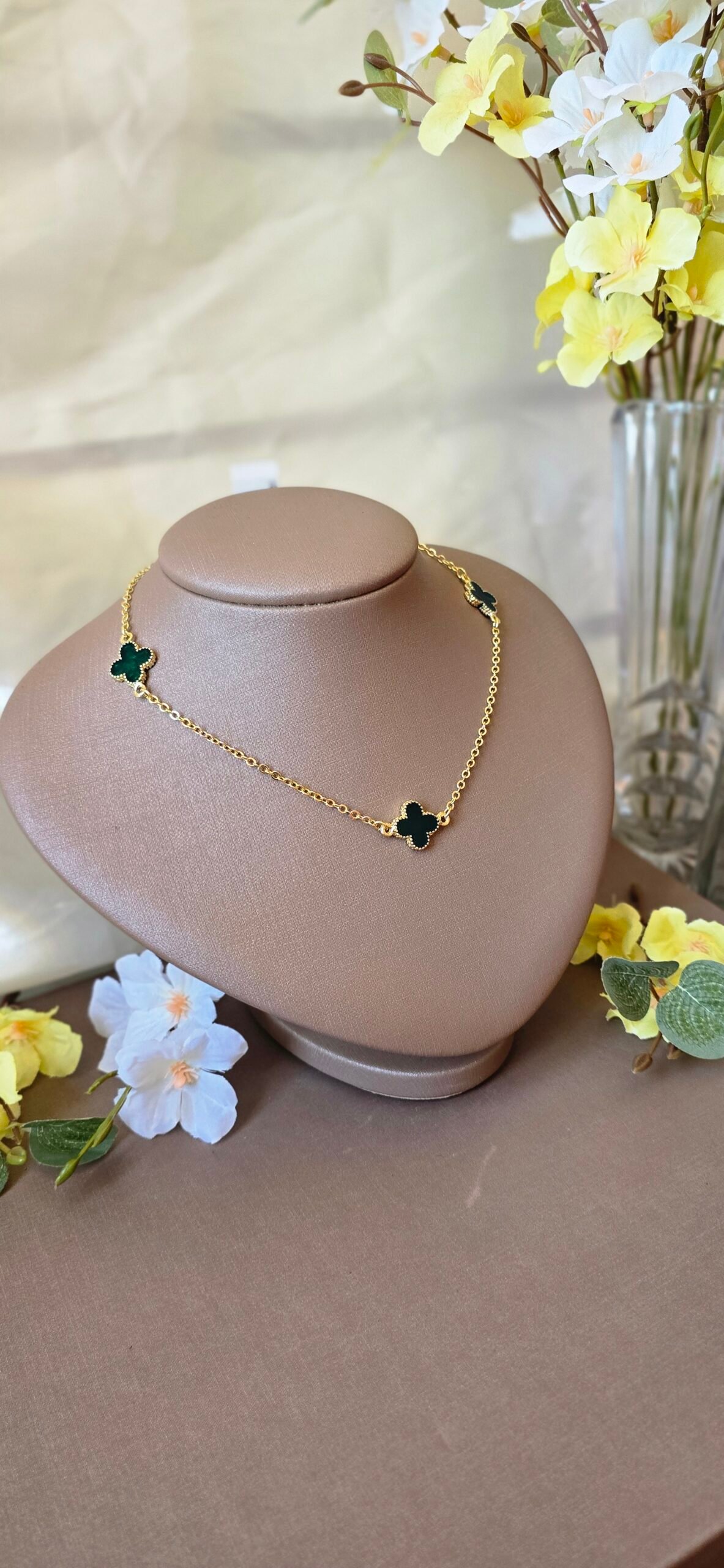 Colar Trevo Esmaltado Dourado – Delicadeza Colorida com Variações Encantadoras - Imagem 26