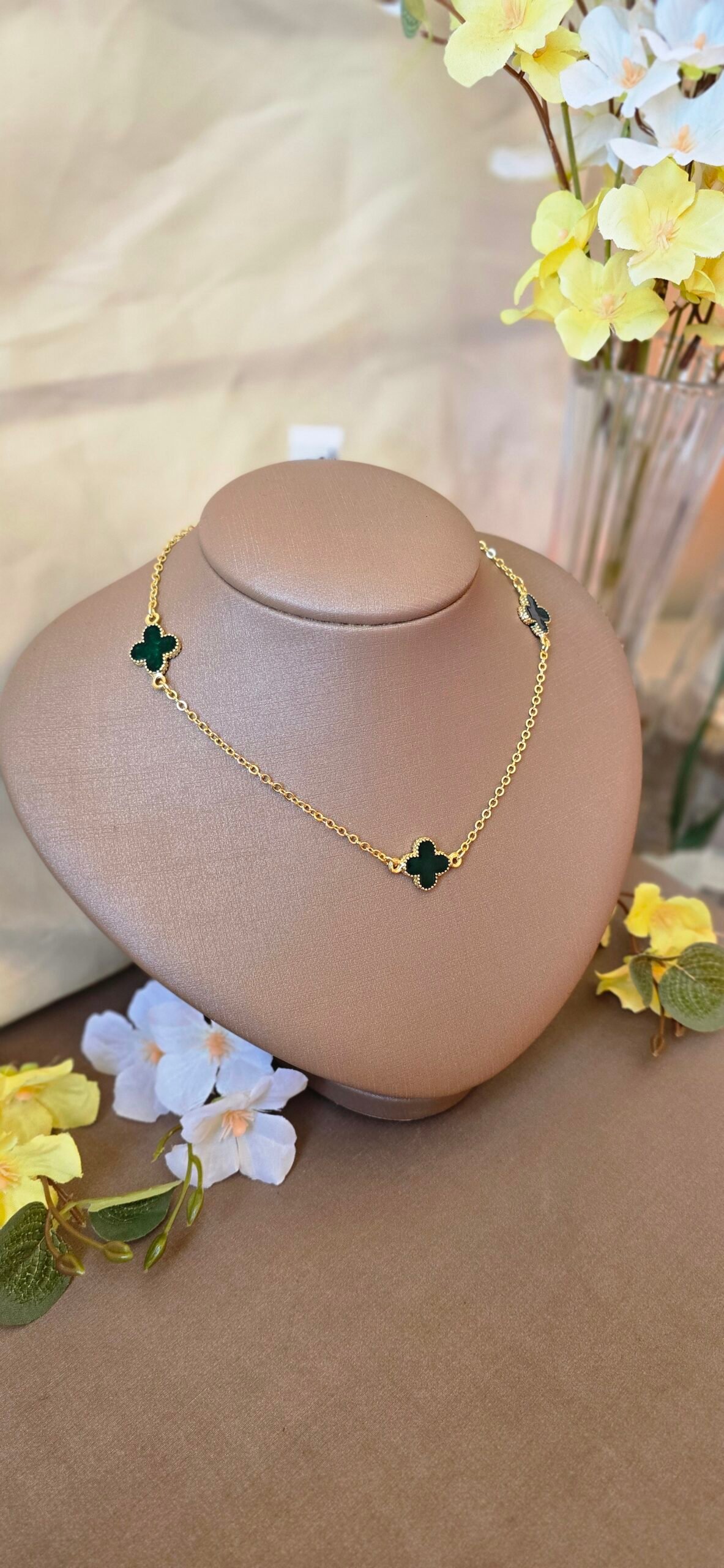 Colar Trevo Esmaltado Dourado – Delicadeza Colorida com Variações Encantadoras - Imagem 28