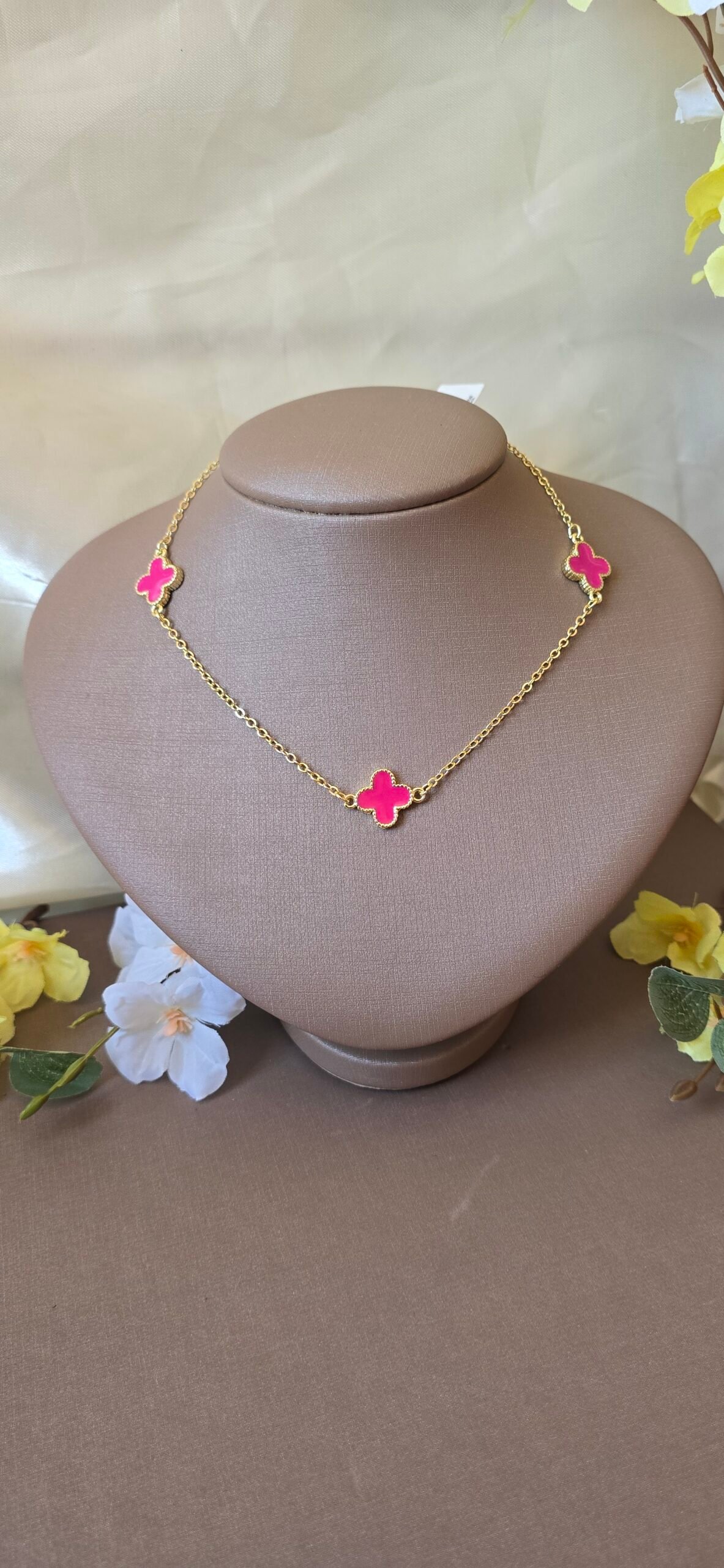 Colar Trevo Esmaltado Dourado – Delicadeza Colorida com Variações Encantadoras - Imagem 16