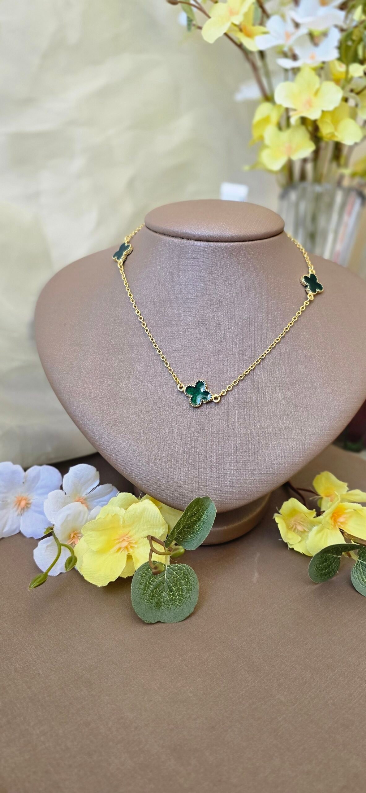 Colar Trevo Esmaltado Dourado – Delicadeza Colorida com Variações Encantadoras - Imagem 20