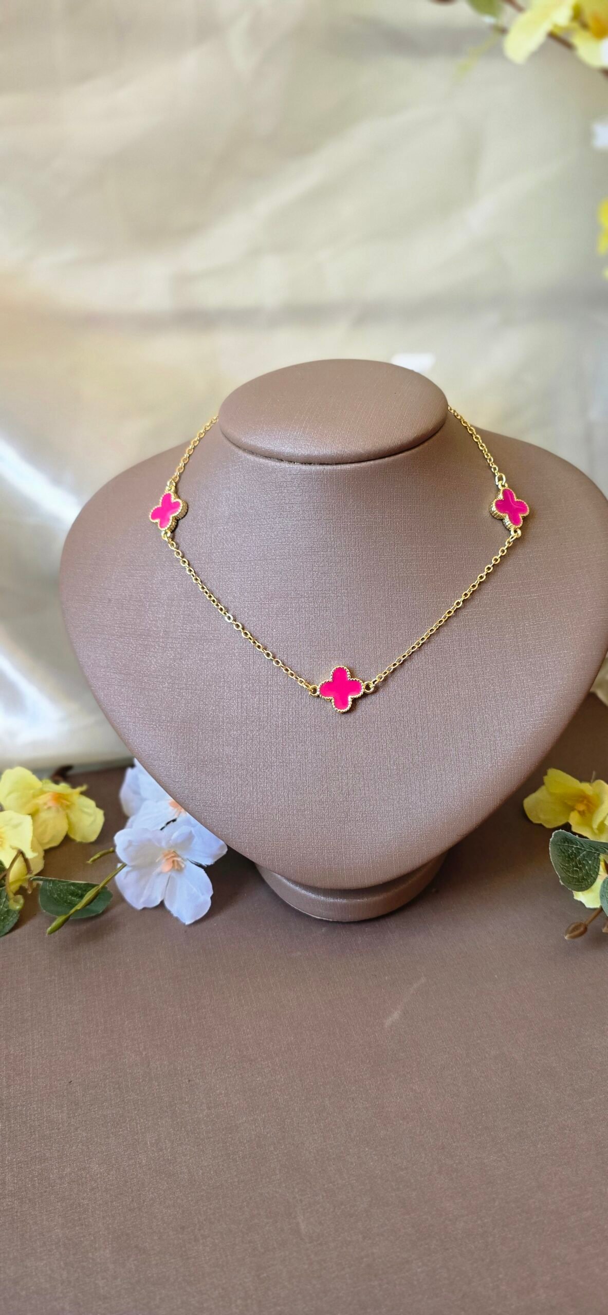 Colar Trevo Esmaltado Dourado – Delicadeza Colorida com Variações Encantadoras - Imagem 29
