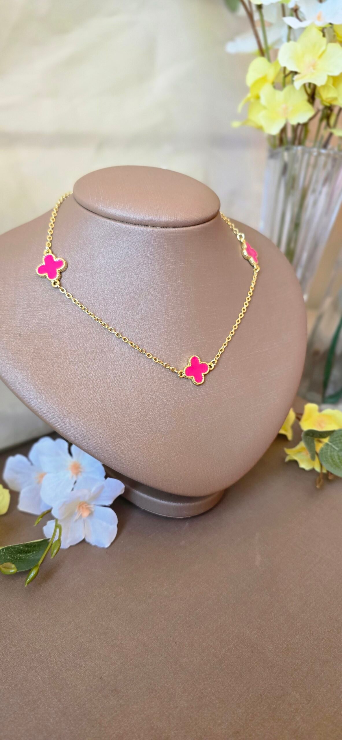 Colar Trevo Esmaltado Dourado – Delicadeza Colorida com Variações Encantadoras - Imagem 5