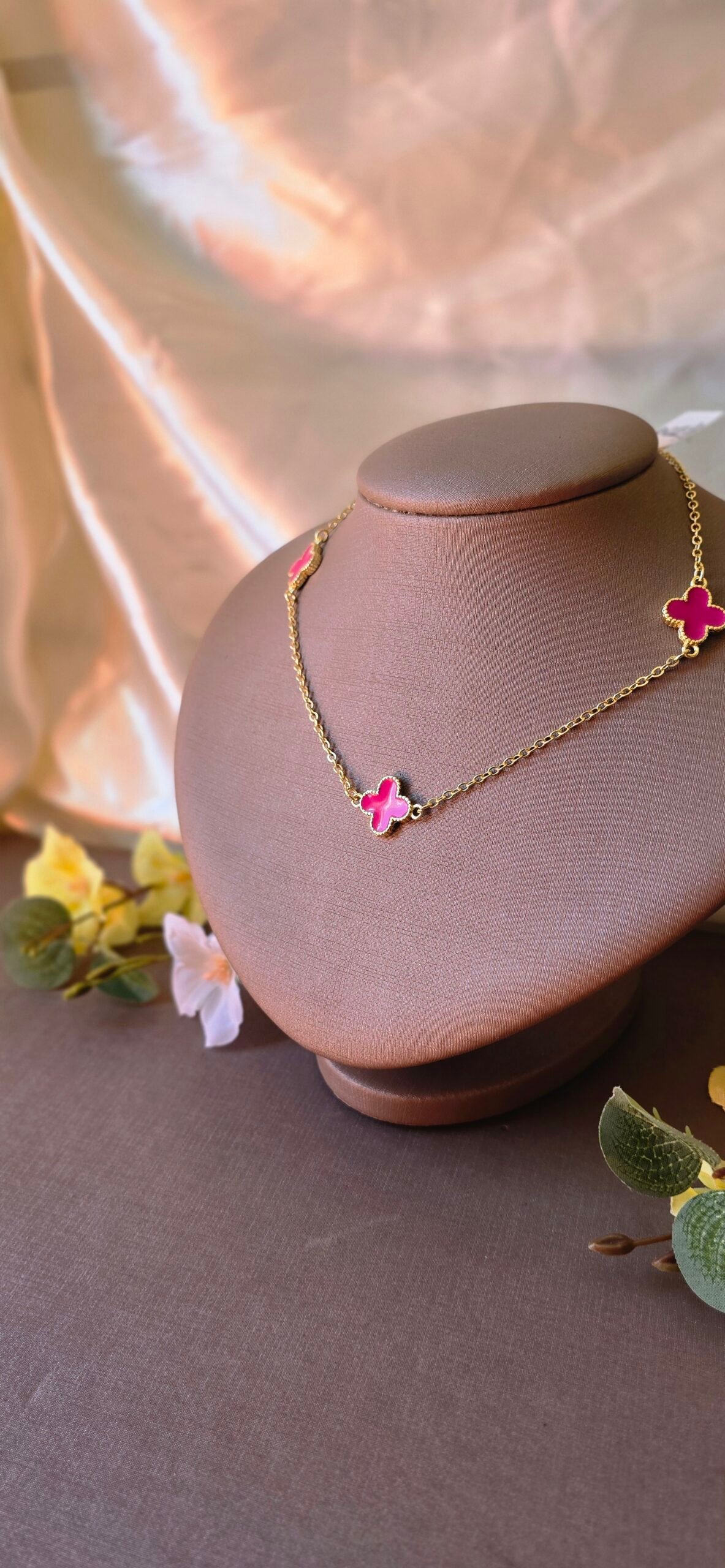 Colar Trevo Esmaltado Dourado – Delicadeza Colorida com Variações Encantadoras - Imagem 18