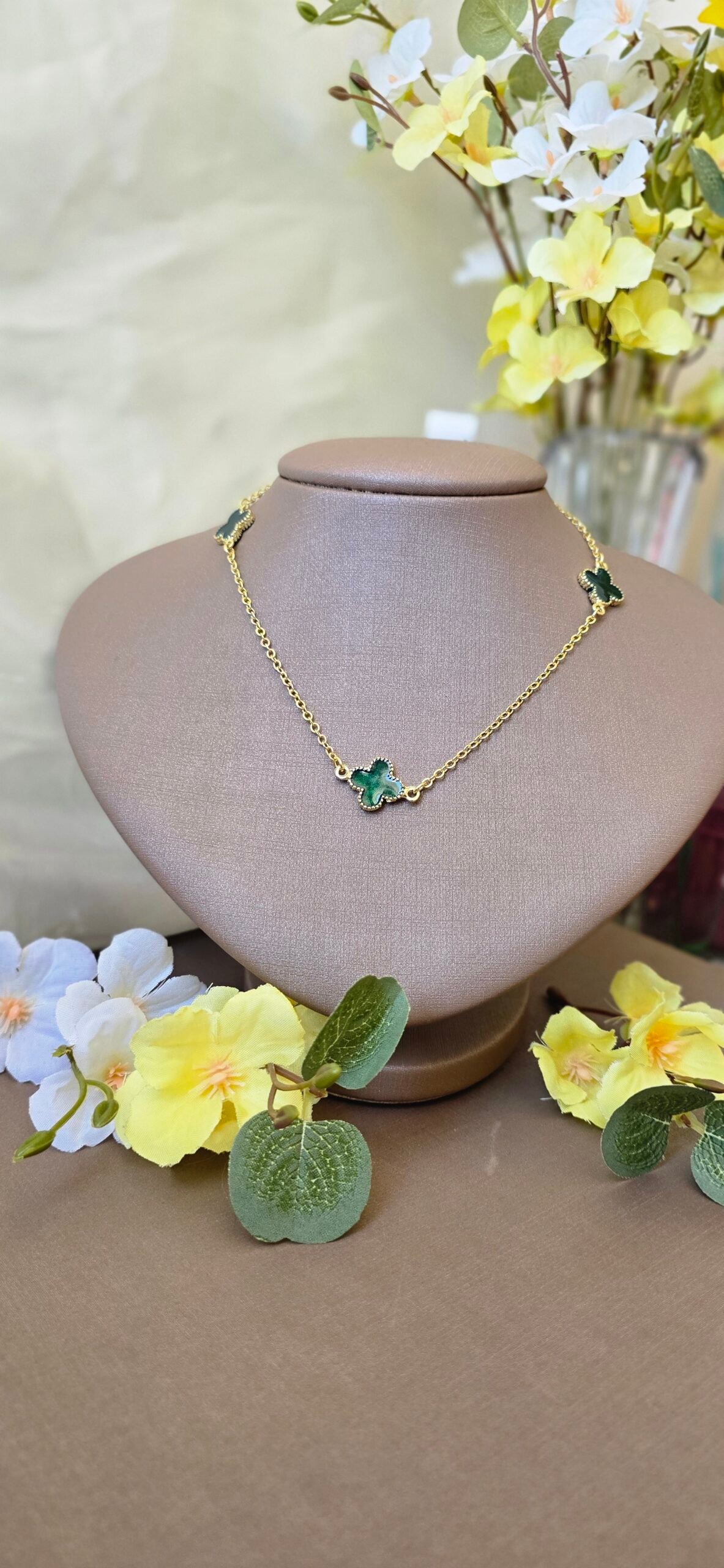 Colar Trevo Esmaltado Dourado – Delicadeza Colorida com Variações Encantadoras - Imagem 11