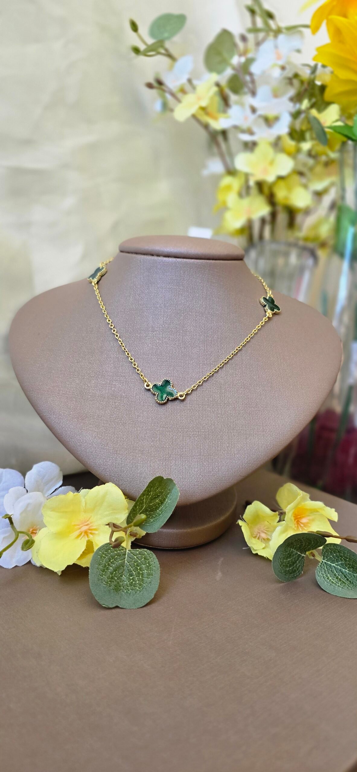 Colar Trevo Esmaltado Dourado – Delicadeza Colorida com Variações Encantadoras - Imagem 12