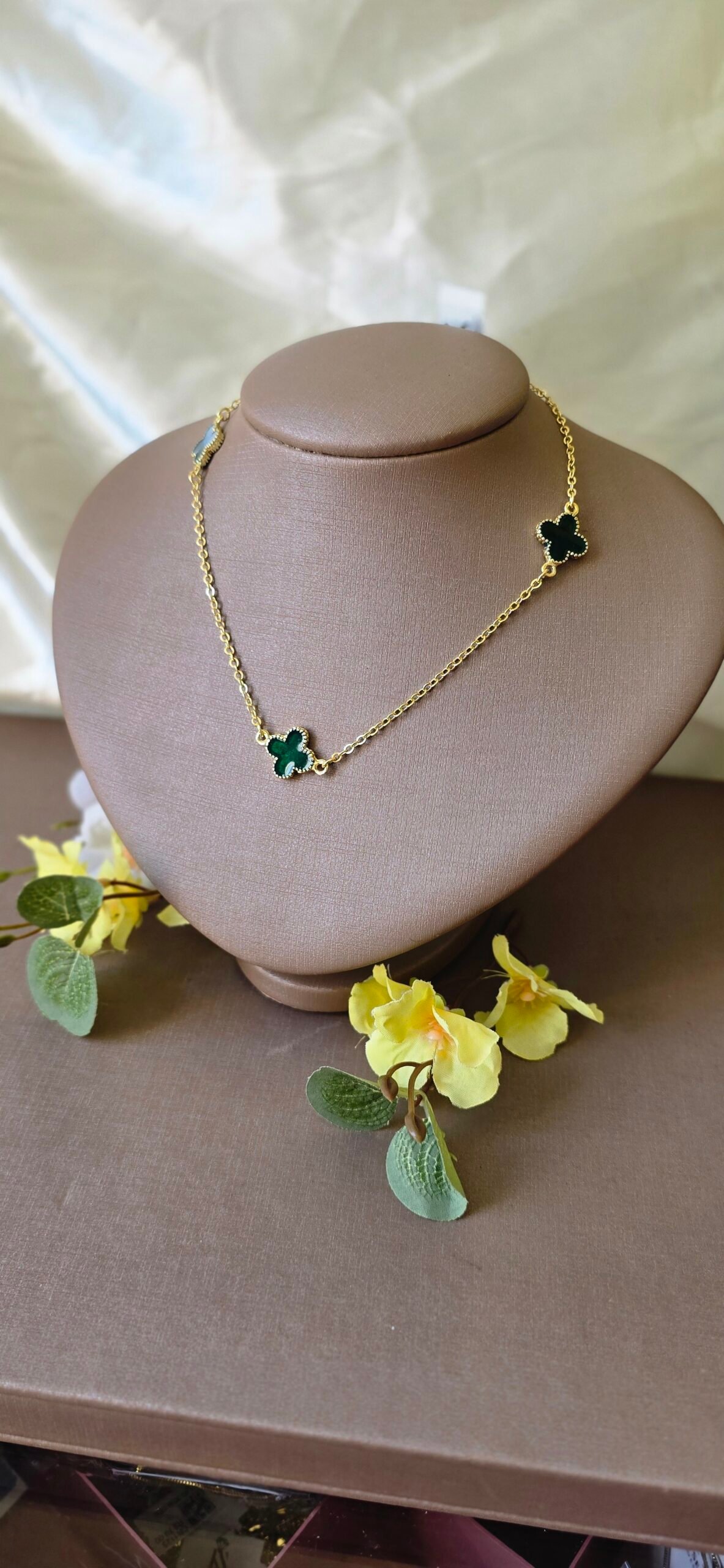 Colar Trevo Esmaltado Dourado – Delicadeza Colorida com Variações Encantadoras - Imagem 6