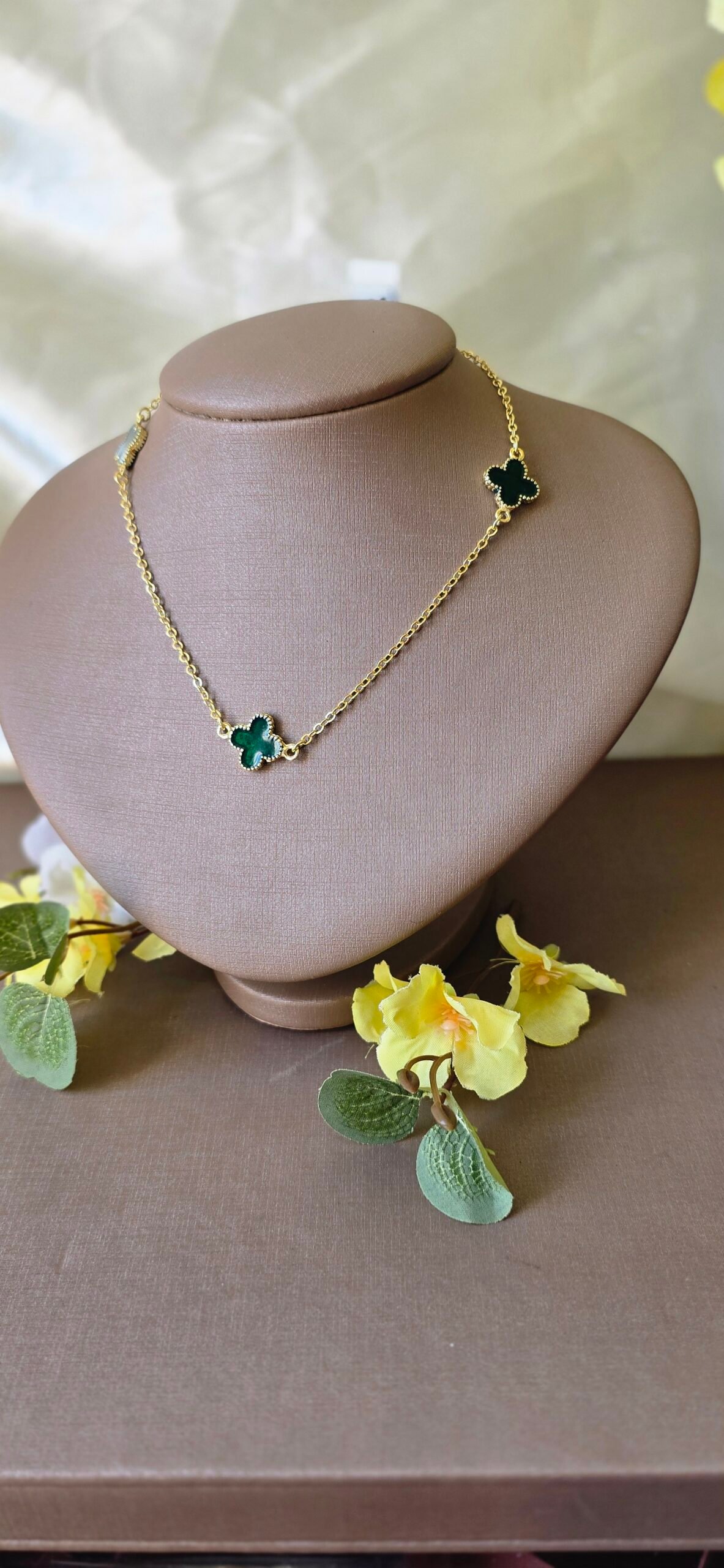Colar Trevo Esmaltado Dourado – Delicadeza Colorida com Variações Encantadoras - Imagem 9