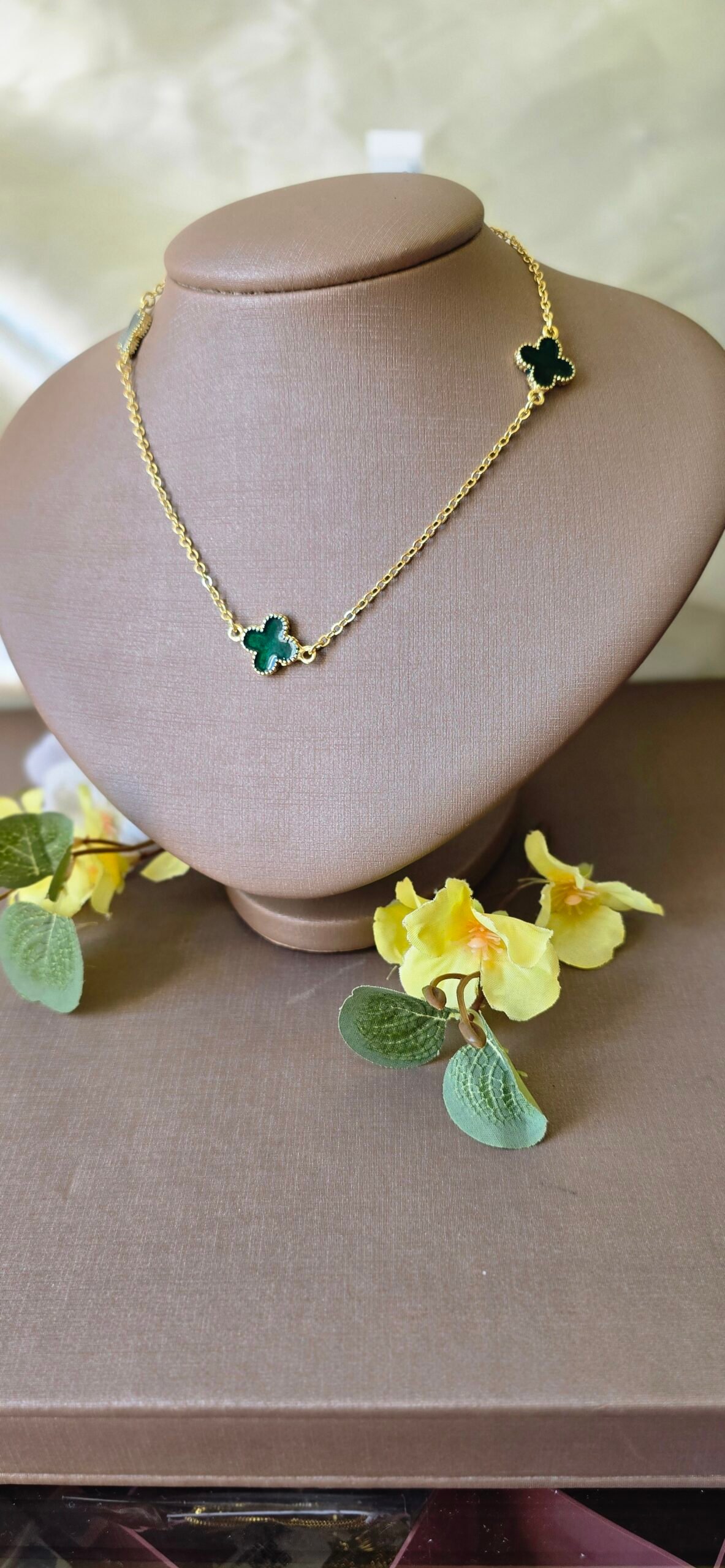 Colar Trevo Esmaltado Dourado – Delicadeza Colorida com Variações Encantadoras - Imagem 21