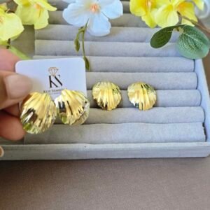 Brinco Dourado Concha Texturizada – Elegância Inspirada no Mar ✨🌊