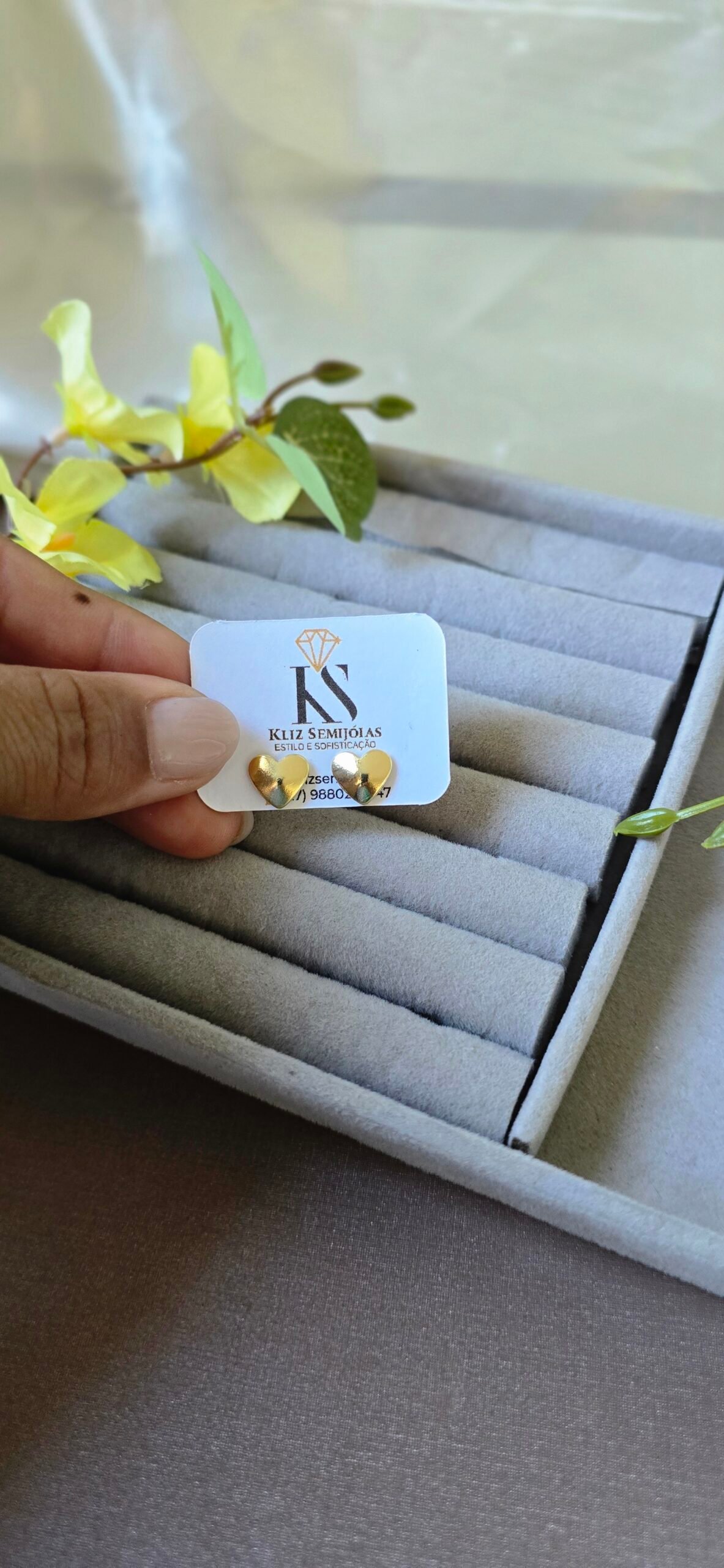 Brinco Dourado Coração Minimalista – Delicadeza Atemporal - Imagem 9