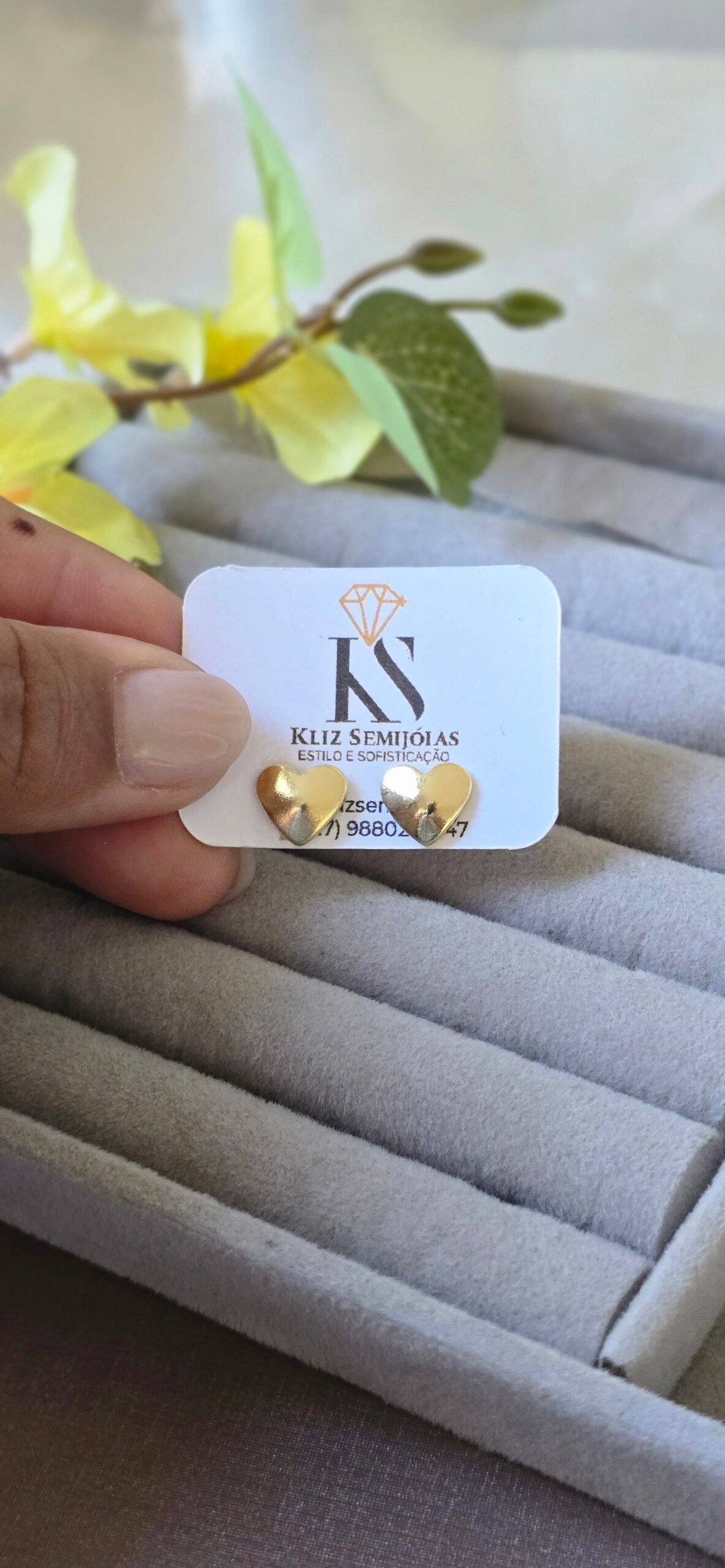 Brinco Dourado Coração Minimalista – Delicadeza Atemporal - Imagem 2