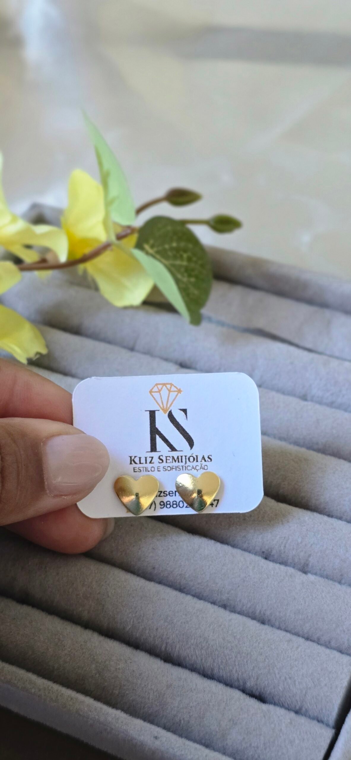 Brinco Dourado Coração Minimalista – Delicadeza Atemporal