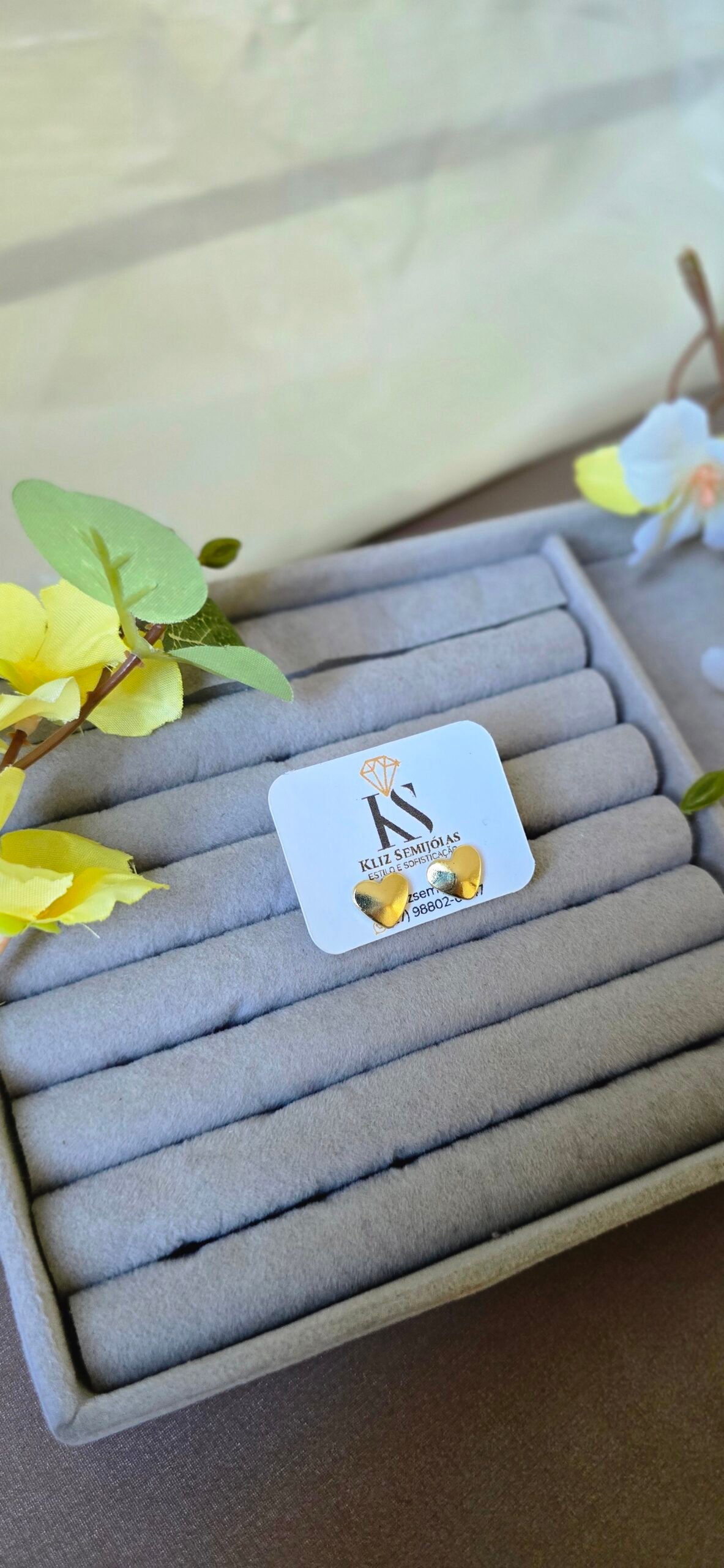 Brinco Dourado Coração Minimalista – Delicadeza Atemporal - Imagem 6