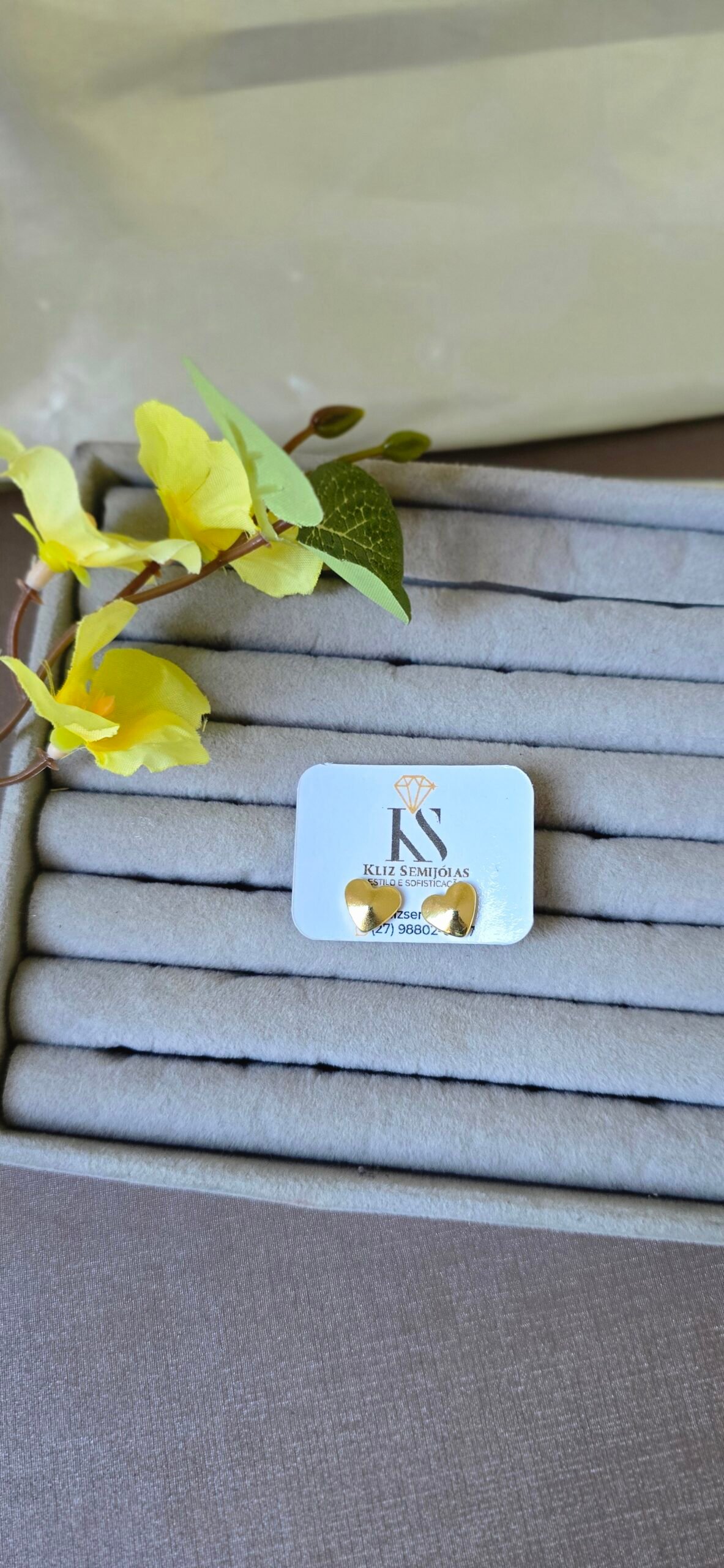 Brinco Dourado Coração Minimalista – Delicadeza Atemporal - Imagem 7