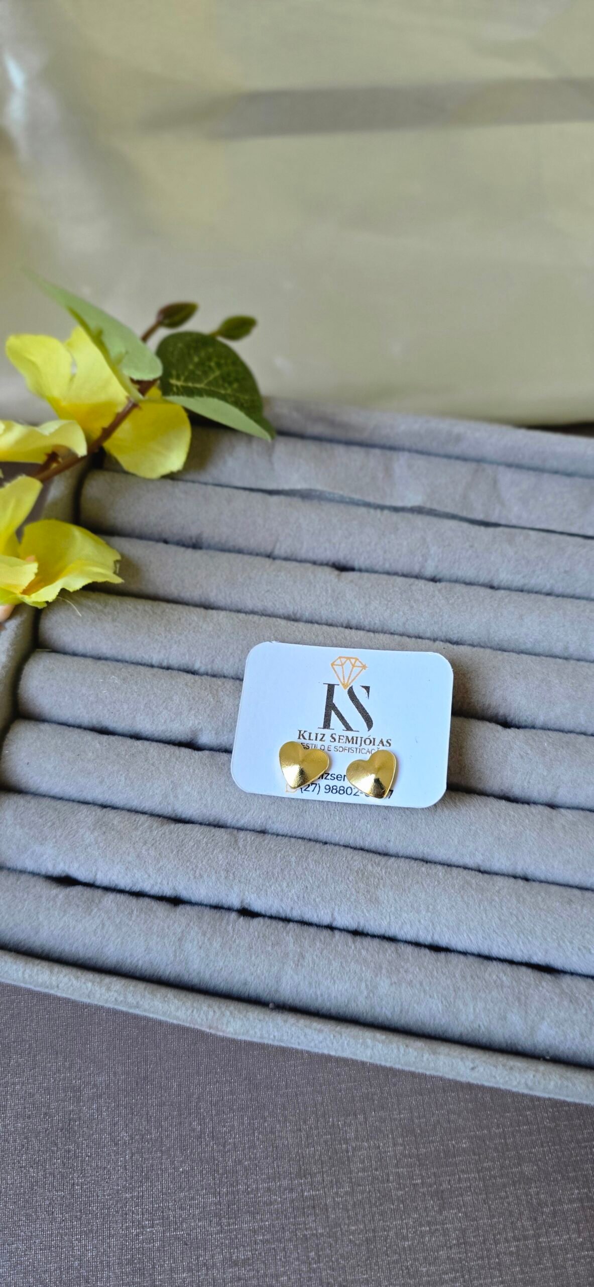 Brinco Dourado Coração Minimalista – Delicadeza Atemporal - Imagem 8