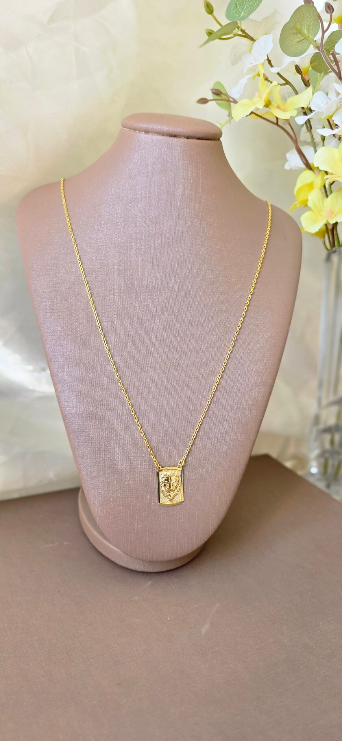 Cordão Dourado Unissex com Placa Leão – Estilo Escapulário Minimalista | Força e Proteção 🦁✨ - Imagem 3