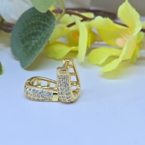 Brinco Argola Dourada Cravejada com Zircônias – Fecho Click Luxo