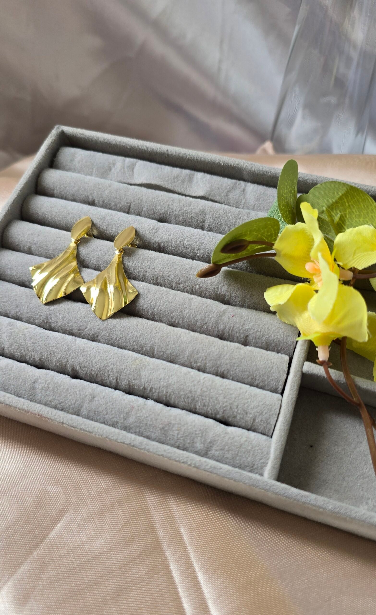 Brinco Feminino Dourado Design Orgânico - Imagem 4