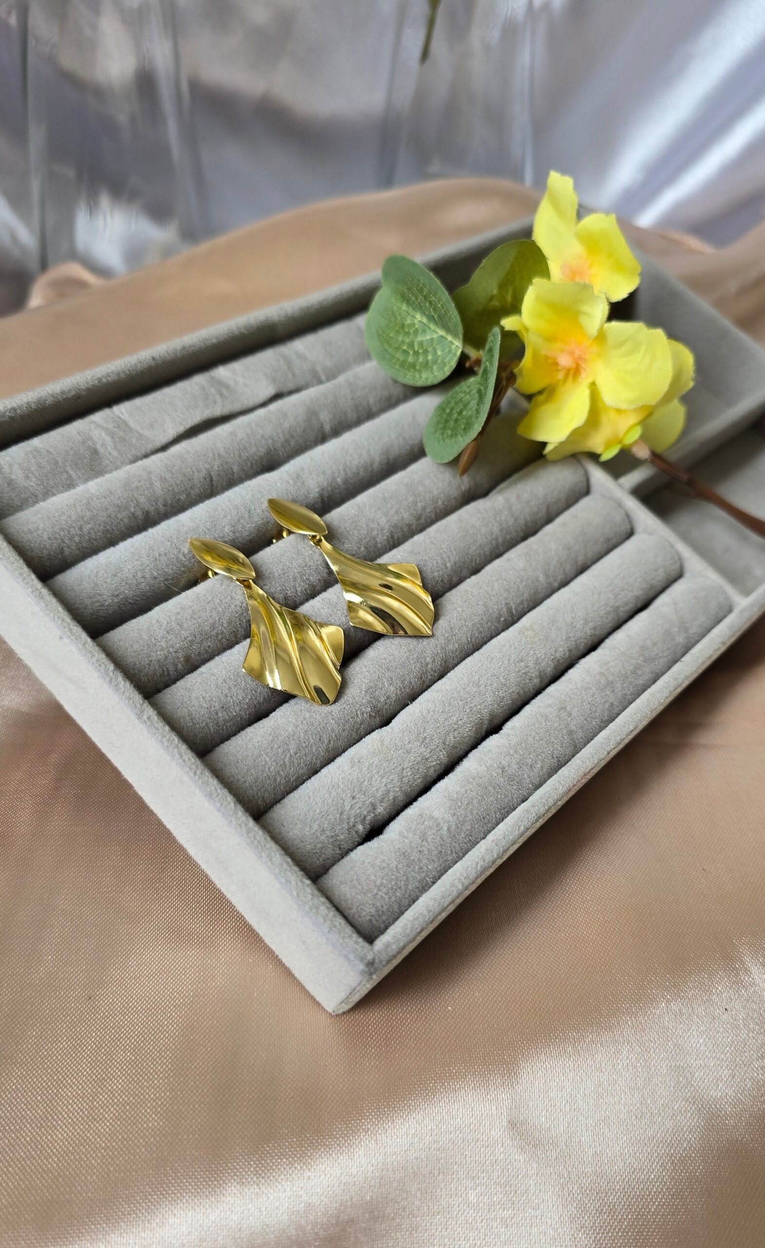 Brinco Feminino Dourado Design Orgânico - Imagem 2