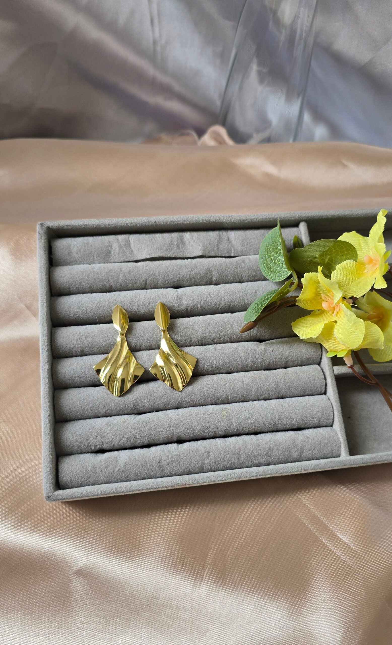 Brinco Feminino Dourado Design Orgânico