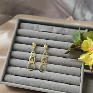 Brinco Feminino Dourado com Design de Elos Vazados