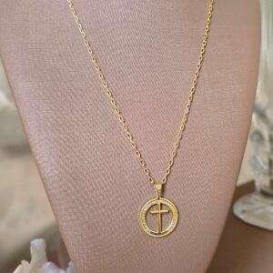 Colar Feminino Dourado com Pingente de Cruz – Joia Religiosa Delicada