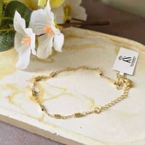 Pulseira Feminina Dourada com Elo Alongado e Detalhes Retangulares – Delicada e Moderna