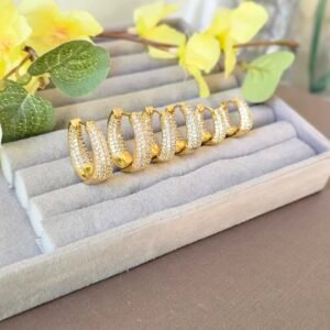 Argola Dourada Cravejada com Zircônias – Modelo Luxo em Tamanho Variado