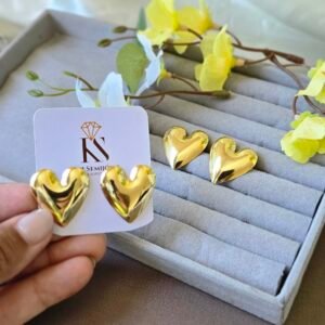 Brinco Coração Dourado Polido – Brilho Intenso e Estilo Marcante