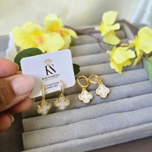 Brinco Dourado Argolinha Cravejada com Pingente Trevo – Elegância e Proteção