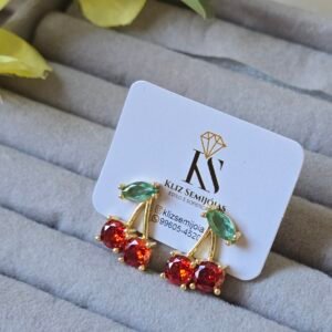 Brinco Dourado Cereja com Zircônias – Delicado e Encantador