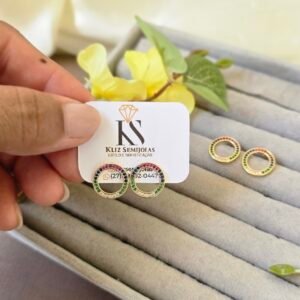 Brinco Dourado Circular com Zircônias Coloridas – Sofisticação e Brilho