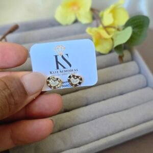 Brinco Dourado Coração Liso com Zircônias – Delicado e Sofisticado