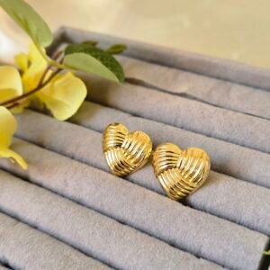Brinco Dourado Coração Orgânico – Sofisticação com Design Natural
