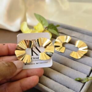 Brinco Dourado Geométrico Vazado – Elegância Moderna