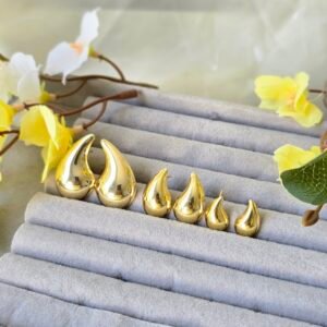 Brinco Dourado Gota Polida – Tamanhos P, M e G | Sofisticação Minimalista