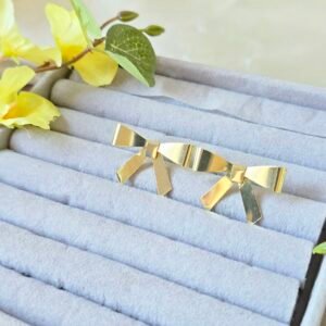 Brinco Dourado Laço Elegante – Delicadeza e Sofisticação