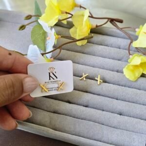 Brinco Dourado Minimalista com Zircônias – Delicadeza Moderna e Brilho Sutil