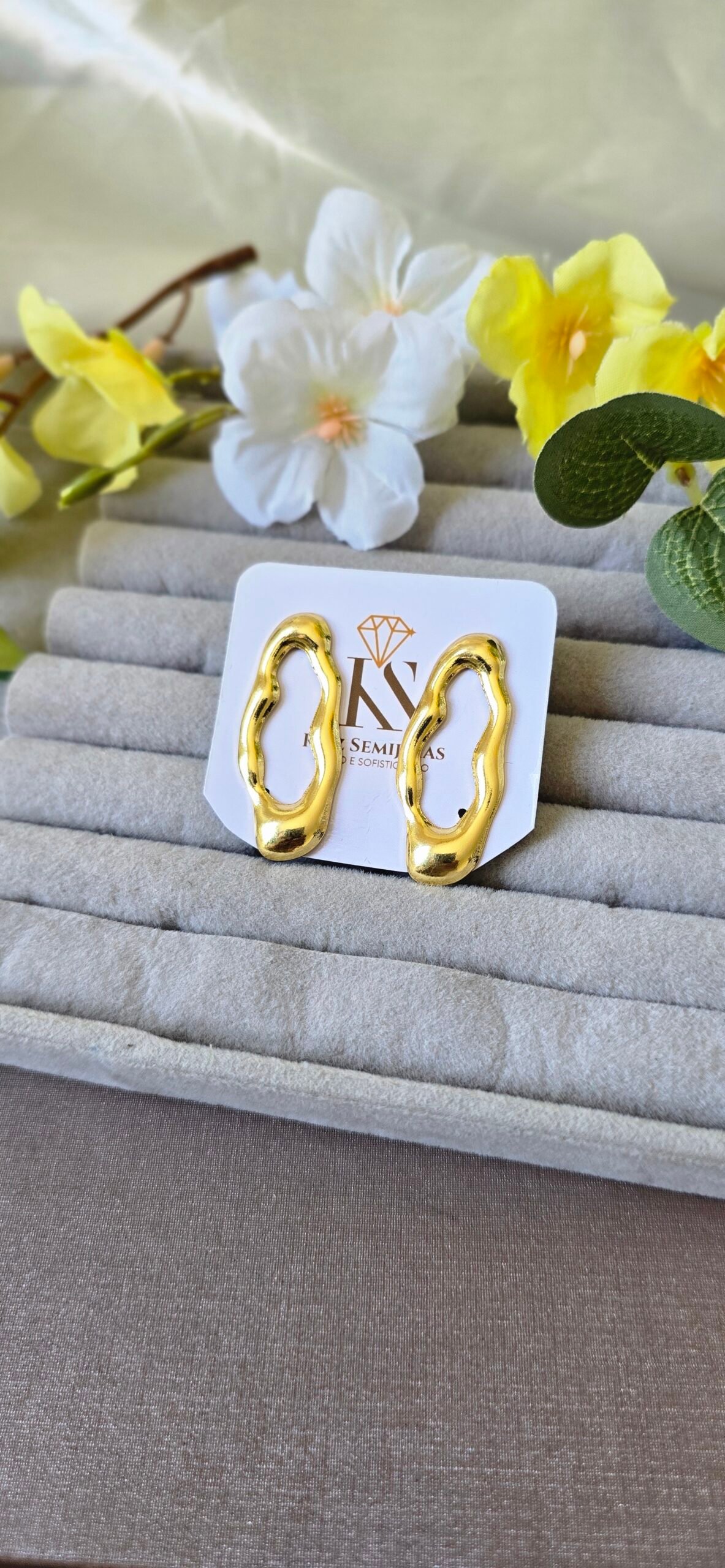 Brinco Dourado Orgânico Vazado – Design Moderno e Escultural - Imagem 13